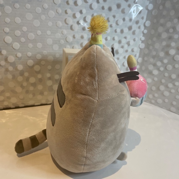 GUND Pusheen Snackables 🎂🥳Birthday Cupcake Plush Stuffed Animal, Gray, 10.5" - Picture 5 of 8